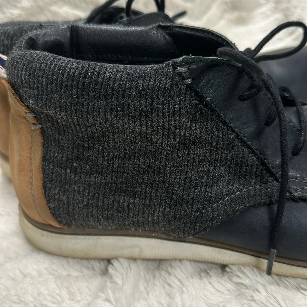 Men’s STEVE MADDEN lace up ankle boot. Leather / textile upper. Size 9.5